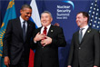 Президент США Барак Обама, президент Казахстана Нурсултан Назарбаев и президент России Дмитрий Медведев во время встречи на саммите по вопросам ядерной безопасности в Сеуле. 2012 год.