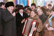 Президент Казахстана Нурсултан Назарбаев поет песню с работниками завода в Алма-Ате. 1999 год.