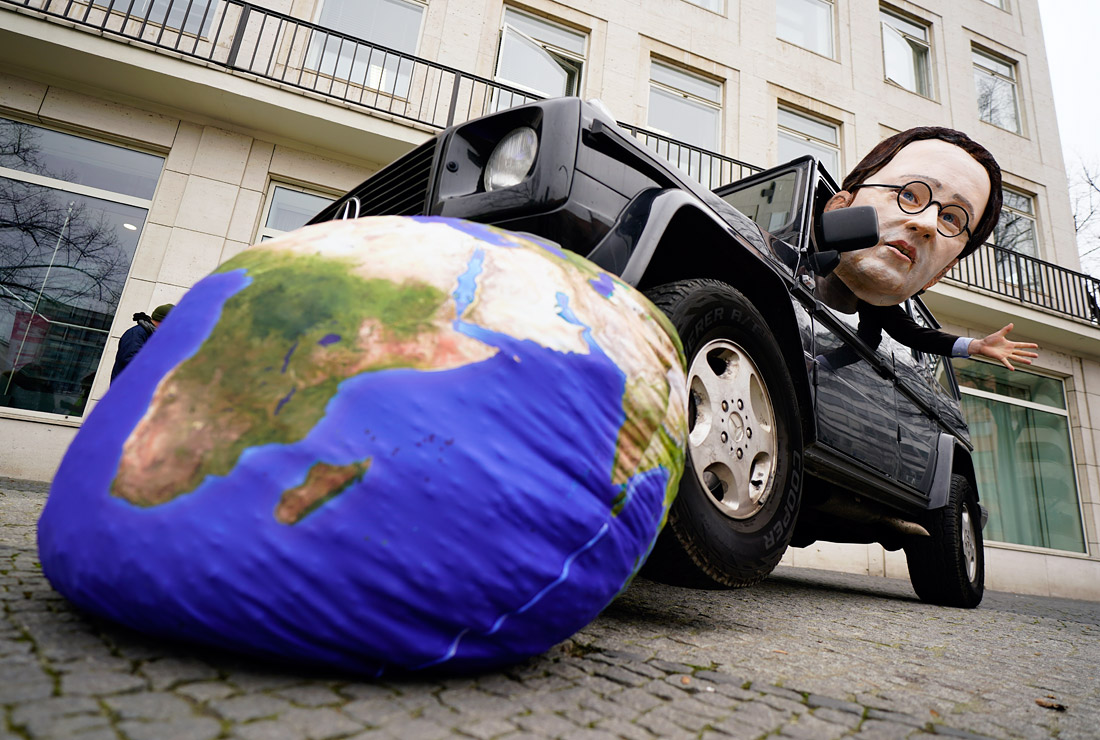 Активисты нескольких природоохранных организаций в Берлине устроили демонстрацию перед заседанием комиссии по защите климата с призывом сосредоточиться на автобусах и поездах, а также на велосипедах и пешеходном движении в городах