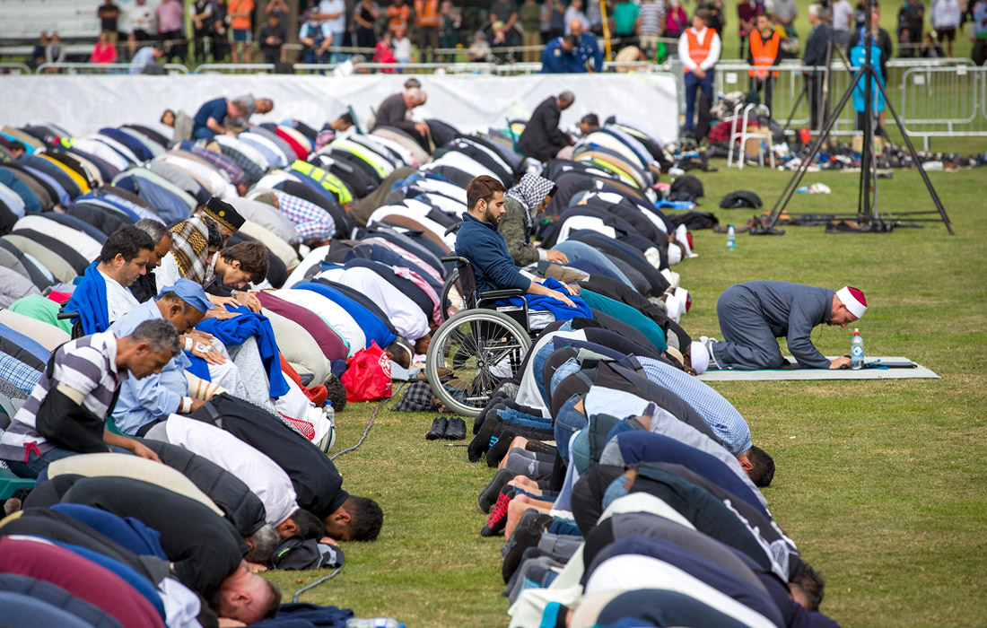 Первая пятничная молитва после теракта в парке напротив мечети Аль-Нур в Крайстчерче. 15 марта в результате  нападения на две мечети погибли 50 человек, более 40 получили ранения.