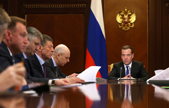 Медведев поручил подготовить законопроект об отмене статьи УК за нерепатриацию валюты