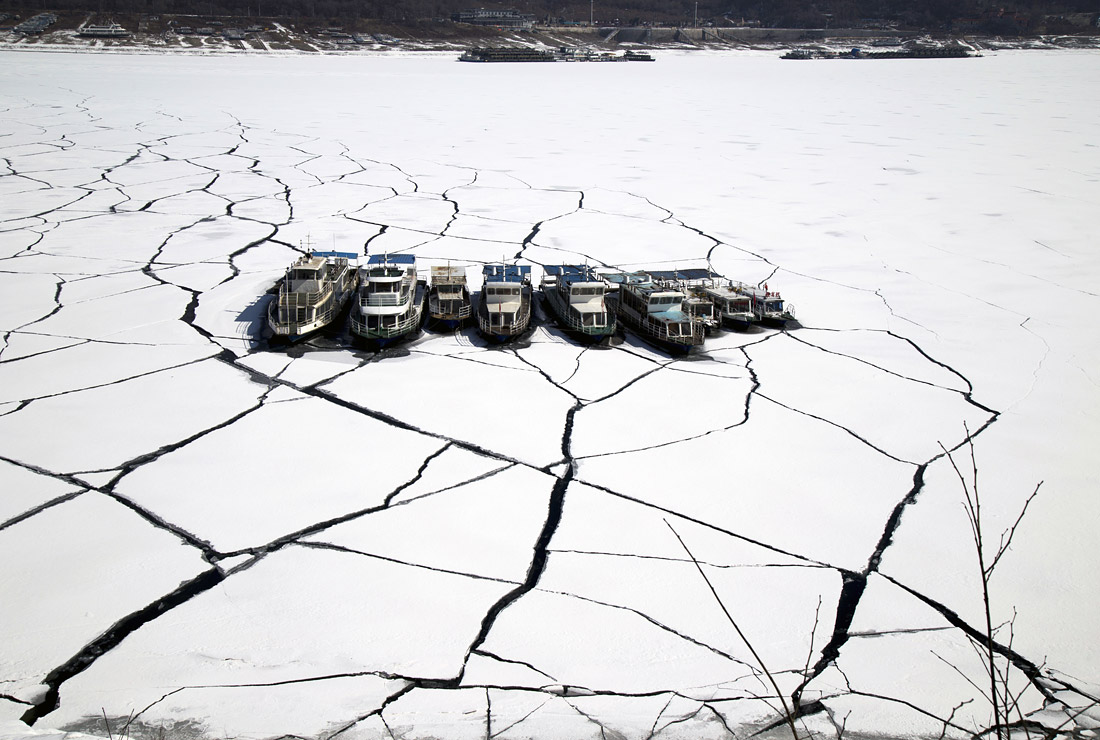 Замерзшее озеро Сунхуа в провинции Цзилинь на северо-востоке Китая