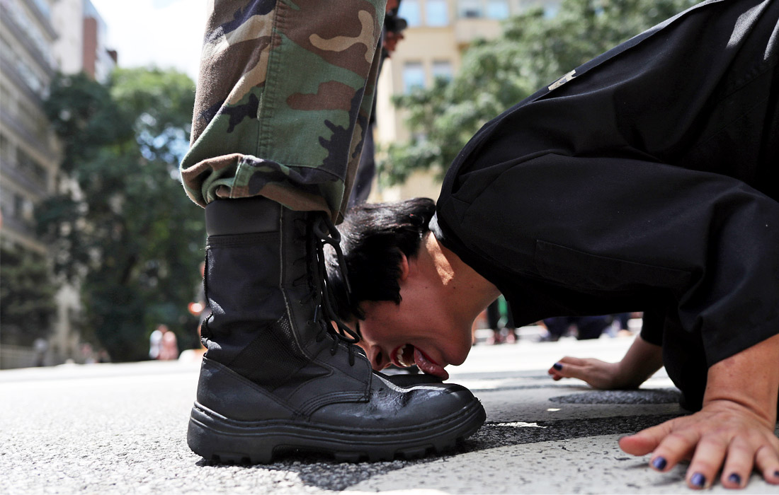 Перформанс венесуэльской художницы Деборы Кастильо на улице в Сан-Паулу, Бразилия