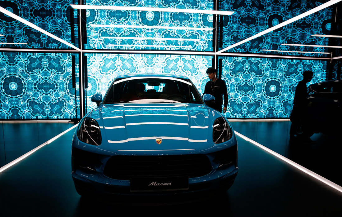 Новая модель автомобиля Porsche Macan, представленная на Сеульском международном автосалоне
