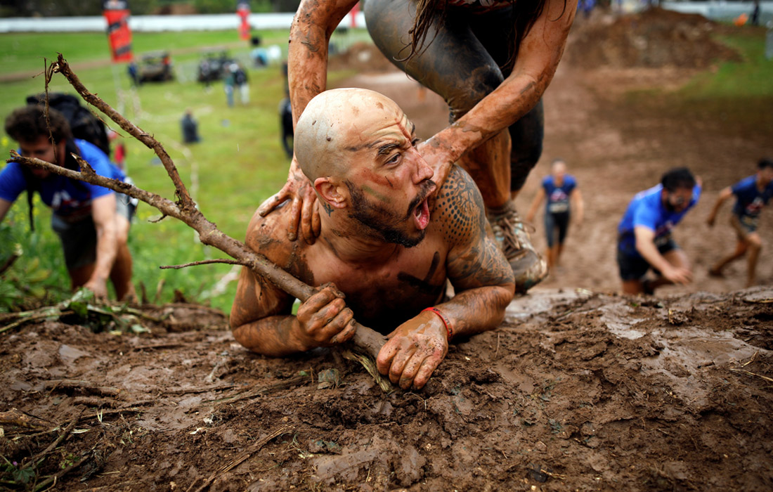 В Тель-Авиве состоялся ежегодный грязевой забег, участникам которого нужно было преодолеть трассу в 10 километров по грязи и слякоти с различными препятствиями из шин, труб и сетей