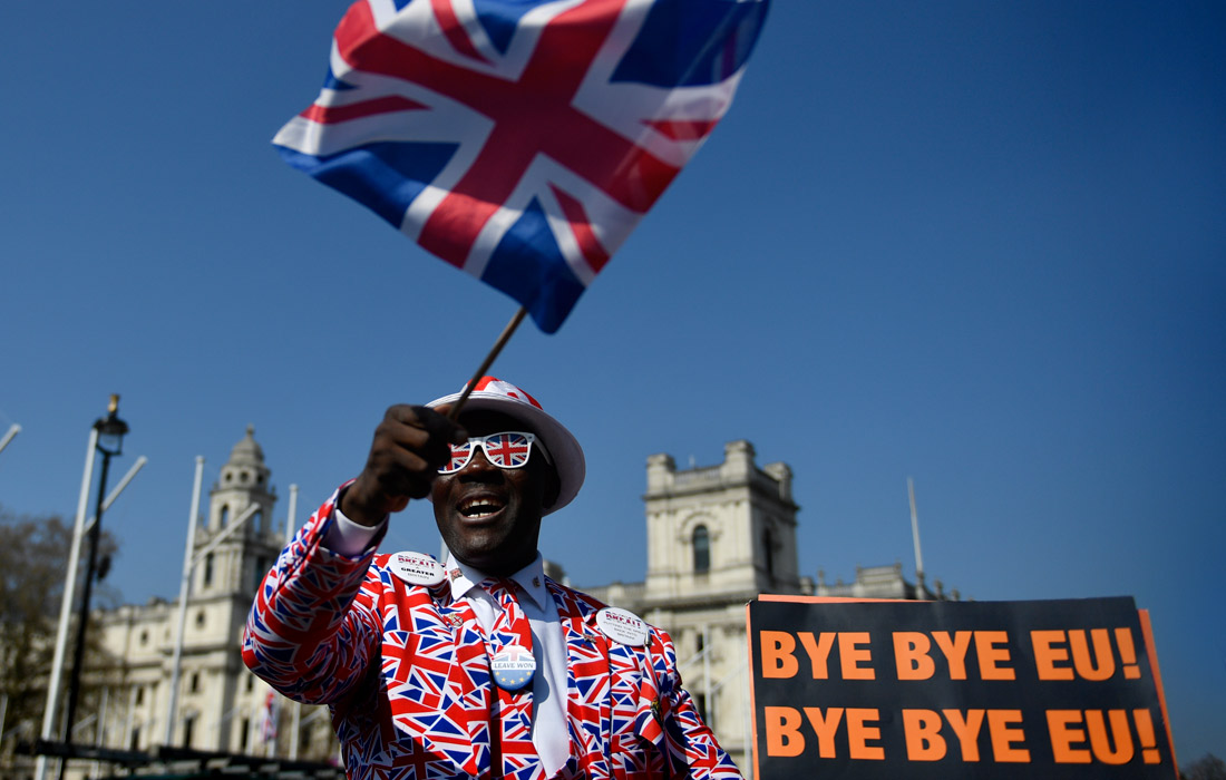 Сторонник Brexit перед зданием парламента в Лондоне