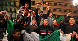 Жители Алжира приветствуют отставку президента