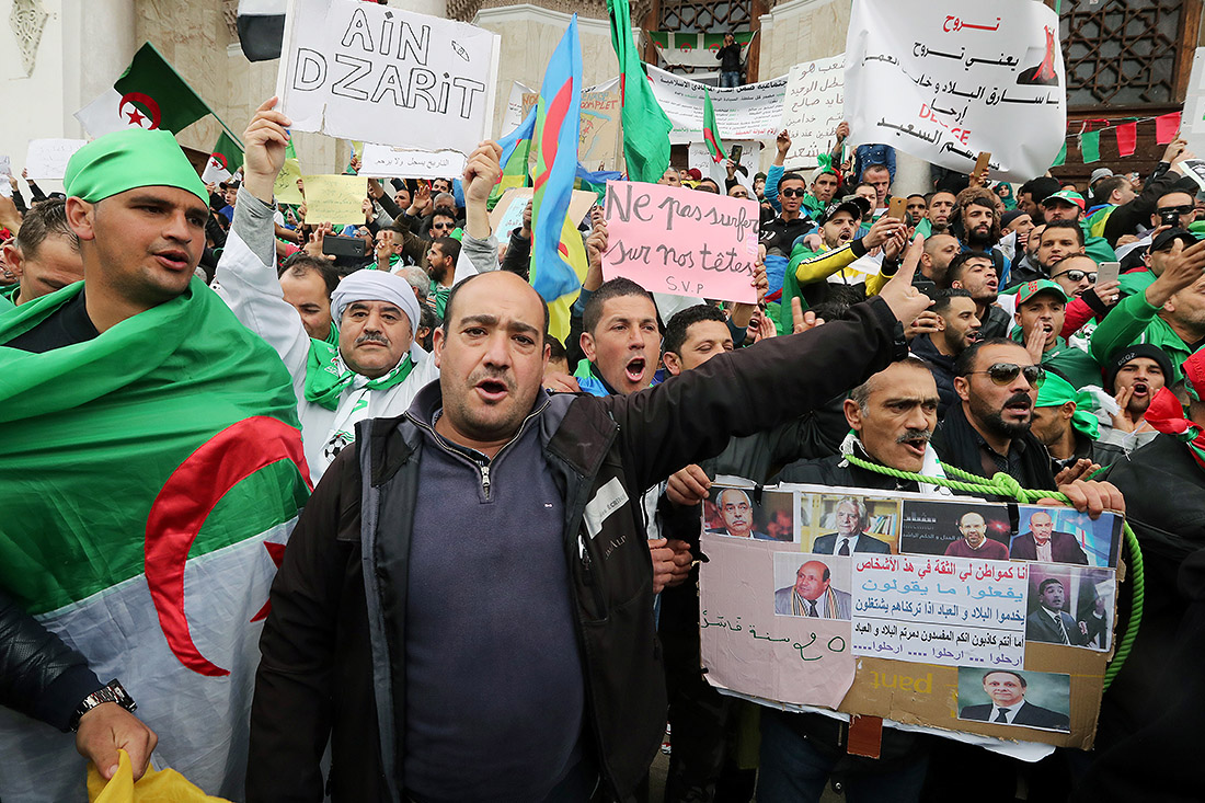 Жители Алжира решили не останавливаться на отставке президента и требуют полной смены власти в стране
