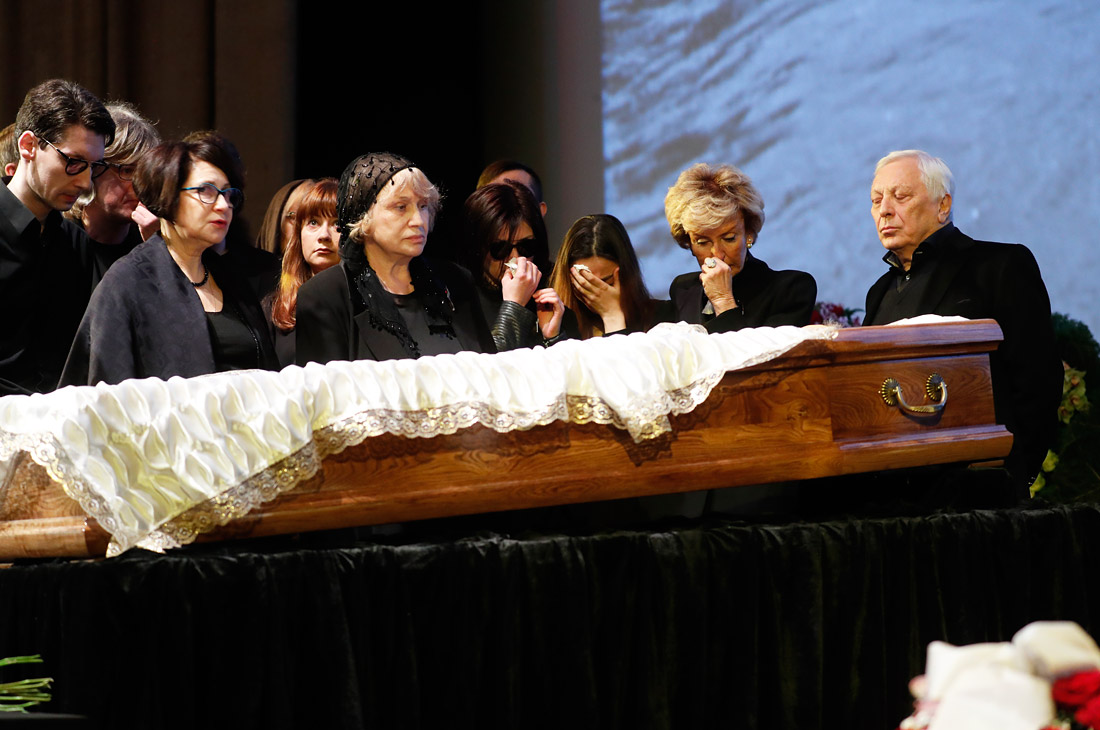 Родственники Георгия Данелии во время церемонии прощания