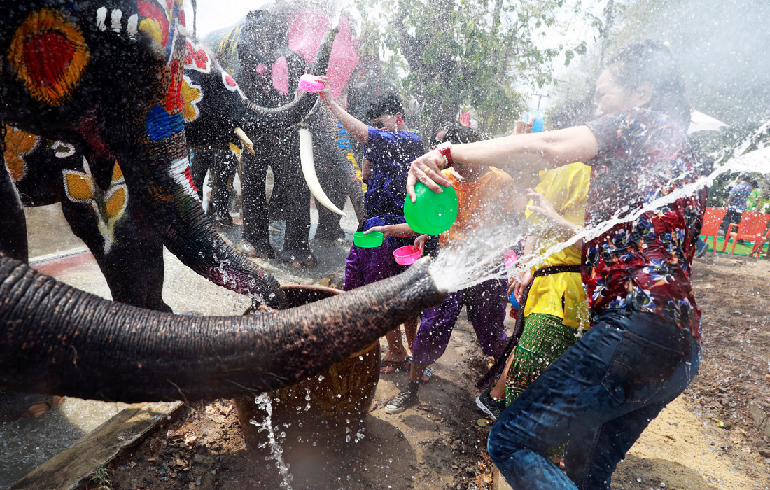 В Таиланде начали празднование Сонгкрана - тайского нового года. Главной традицией трехдневного торжества является обливание водой как символический знак очищения от грехов старого года.