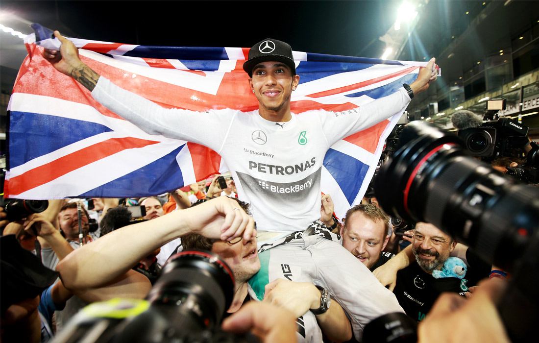 Британец Льюис Хэмилтон также является пятикратным чемпионом мира, он же - действующий победитель "Формулы-1"