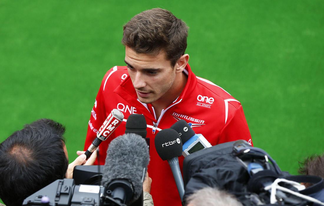 Август 2014 года, на фото - французский пилот Жюль Бьянки.  5 октября 2014 года на Гран-при Японии он попал в аварию, врезавшись в передвижной подъемный кран, подъехавший для эвакуации другого поврежденного болида.  Бьянки влетел на высокой скорости под кран, получив тяжелейшую травму головы. Пилот был госпитализирован в состоянии комы и умер 18 июля 2015 года в Ницце, не приходя в сознание. Ему было 25 лет.