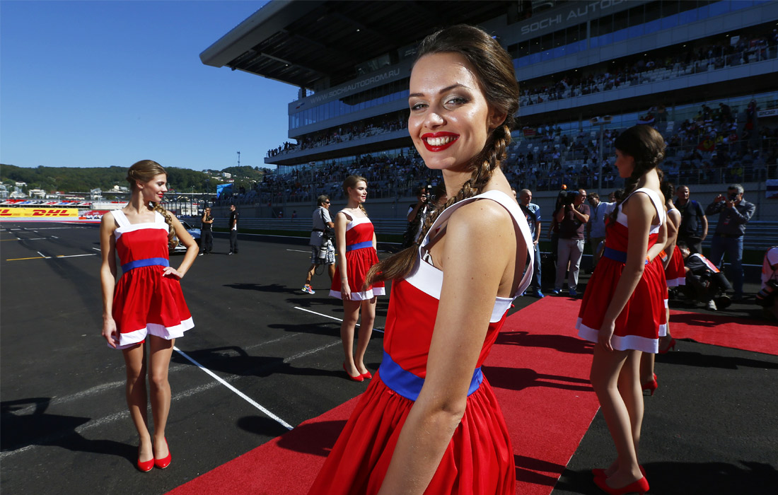 Одной из традиций "Формулы-1" считались грид-герлз – красивые девушки на трассе. Они носили таблички с номерами пилотов перед стартом, встречали их на подиуме и в целом украшали чемпионат. На фото, датированном октябрем 2014 года грид-герлз на гонках в Сочи  - первого в истории "Формулы-1" Гран-при России.