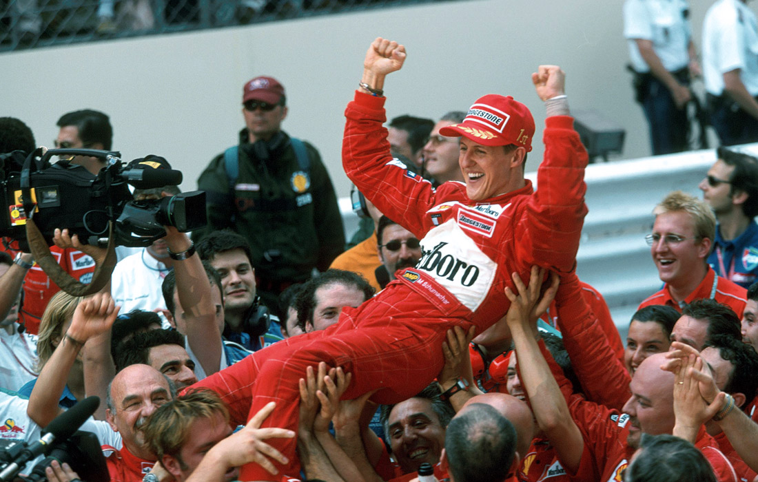 Легендарный немецкий гонщик Михаэль Шумахер (фото - май 2001 года) является семикратным чемпионом мира. Это - действующий рекорд "Формулы-1". 
Катаясь на горных лыжах во французских Альпах в декабре 2013 года, он получил тяжелую травму: Шумахер упал на склоне, ударившись головой о камень. Гонщик полгода провел в медикаментозной коме, позже вышел из комы и был перевезен в реабилитационный центр.