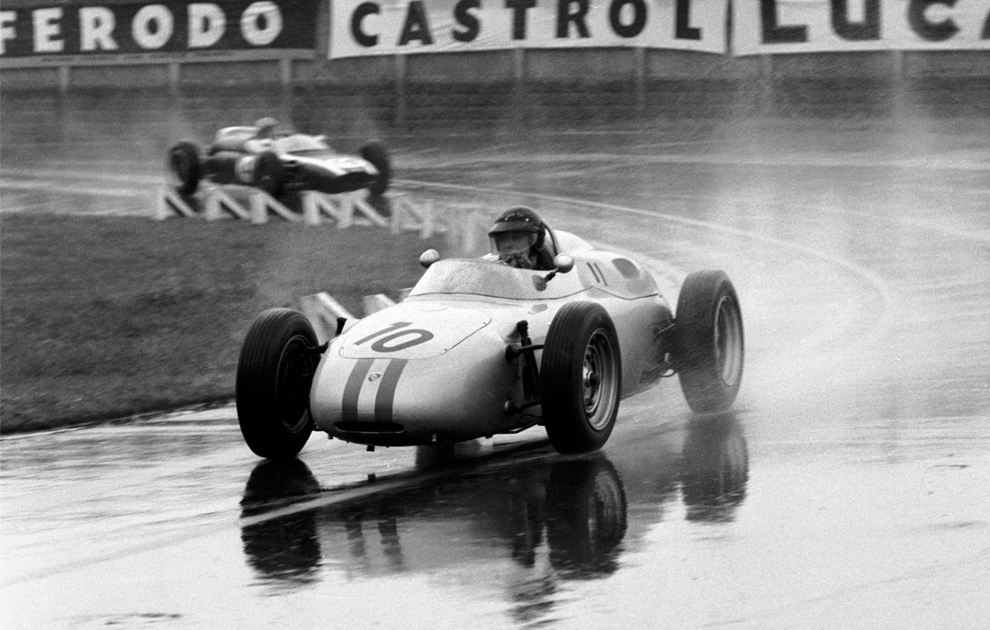 Июль 1961 года, гран-при Великобритании, трасса "Эйнтри". За рулем Porsche 718 - американец Дэн Герни.