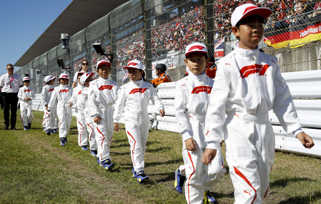 В 2018 году девушек заменили на детей, грид-кидз. Теперь перед стартом рядом с пилотами находятся будущие чемпионы – наиболее талантливые юные гонщики из той страны, где проходит этап. Как, например, на Гран-при Японии в октябре 2018 года (на фото)