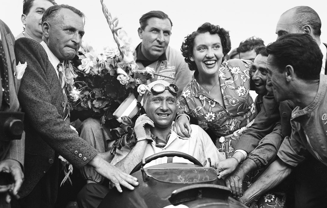 Аргентинец Хуан Мануэль Фанхио стал первым, кто выиграл чемпионат мира пять раз; его рекорд по числу титулов держался десятилетиями. Дата съемки - июль 1957 года.