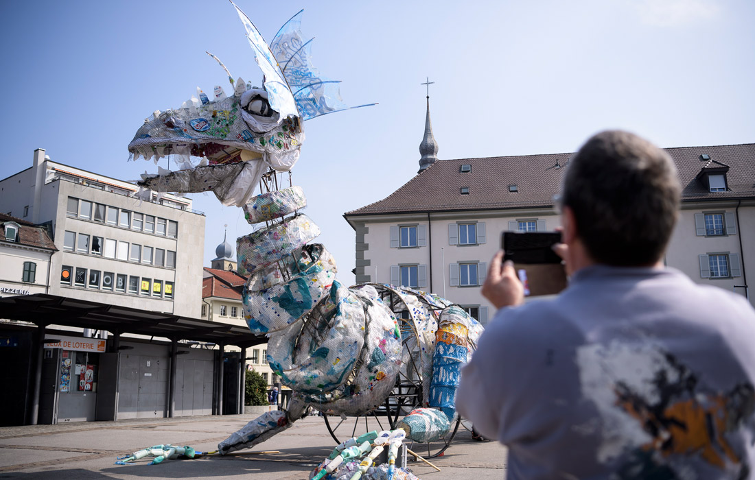 В швейцарском городе Фрибур активисты "Гринпис" соорудили фигуру монстра из мусора и пластиковых отходов, собранных на пляжах или в морских водах