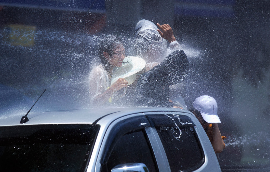 Во время празднования водного фестиваля в Янгоне, Мьянма