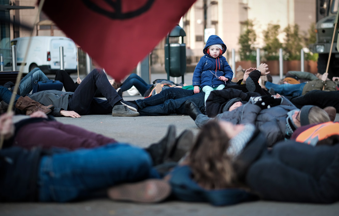 Активисты в области борьбы с изменением климата устроили акцию протеста возле штаб-квартиры Еврокомиссии в Брюсселе.  Протестующие требуют от властей введения режима чрезвычайной экологической ситуации.