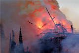 Рухнула кровля горящего собора Парижской Богоматери