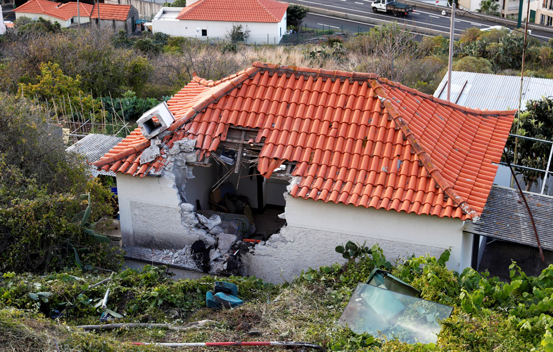 По меньше мере 28 человек погибли при крушении туристического автобуса в курортном районе Канису на юго-востоке португальского острова Мадейра. Автобус перевозил 50 туристов из Германии. Водитель потерял управление, автобус съехал с дороги и упал на крышу жилого дома.