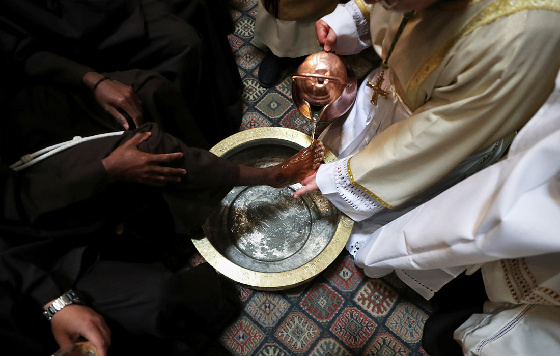 Омовение ног в храме Гроба Господня в старом городе Иерусалима