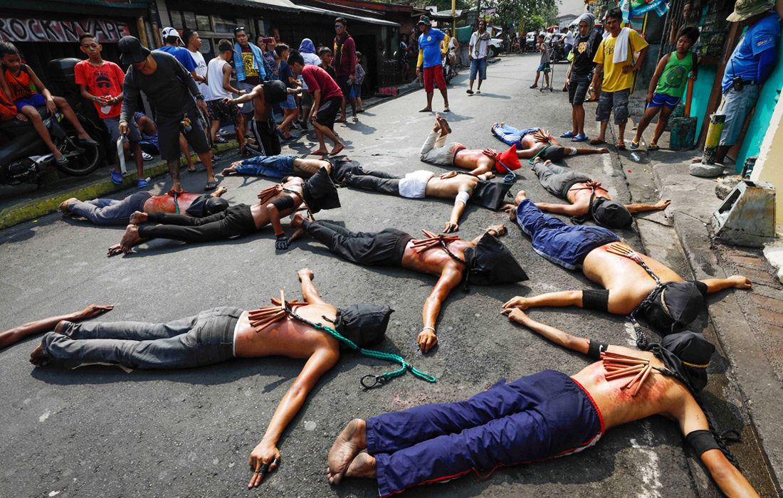 Филиппинские верующие практикуют массовое самобичевание и покаяние во время Страстной недели, считая, что так они замаливают грехи и приобщаются к страданиям и искуплению Христа