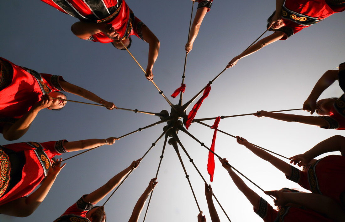 Представители этнической группы Й совершают ритуал поклонения воде в провинции Гуйчжоу на юго-западе Китая