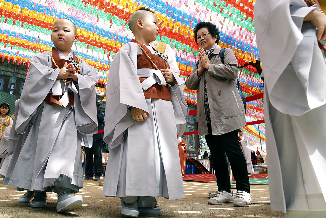 В Сеуле прошла традиционная церемония бритья маленьких мальчиков. Теперь они маленькие монахи.