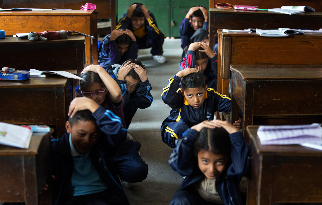 В начальных школах в Катманду прошли ежегодные учения по основам безопасности во время землетрясения в преддверии четвертой годовщины со дня трагедии, когда удар стихии в Непале привел к гибели более 8 тыс. человек