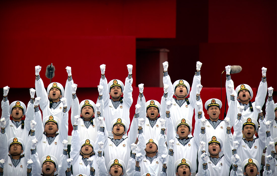 Выступление хора Народно-освободительной армии Китая в Циндао по случаю празднования 70-й годовщины ВМС НОАК