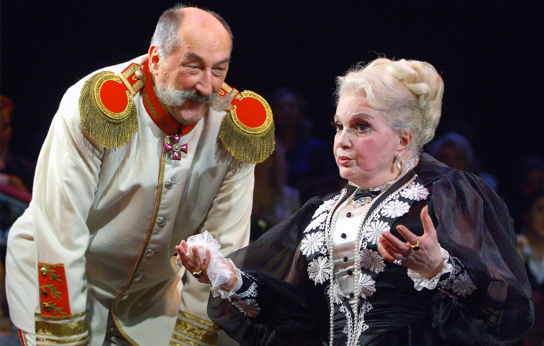 Актеры Борис Клюев и Элина Быстрицкая во время празднования 250-летнего юбилея Малого театра в Москве. 2006 год.