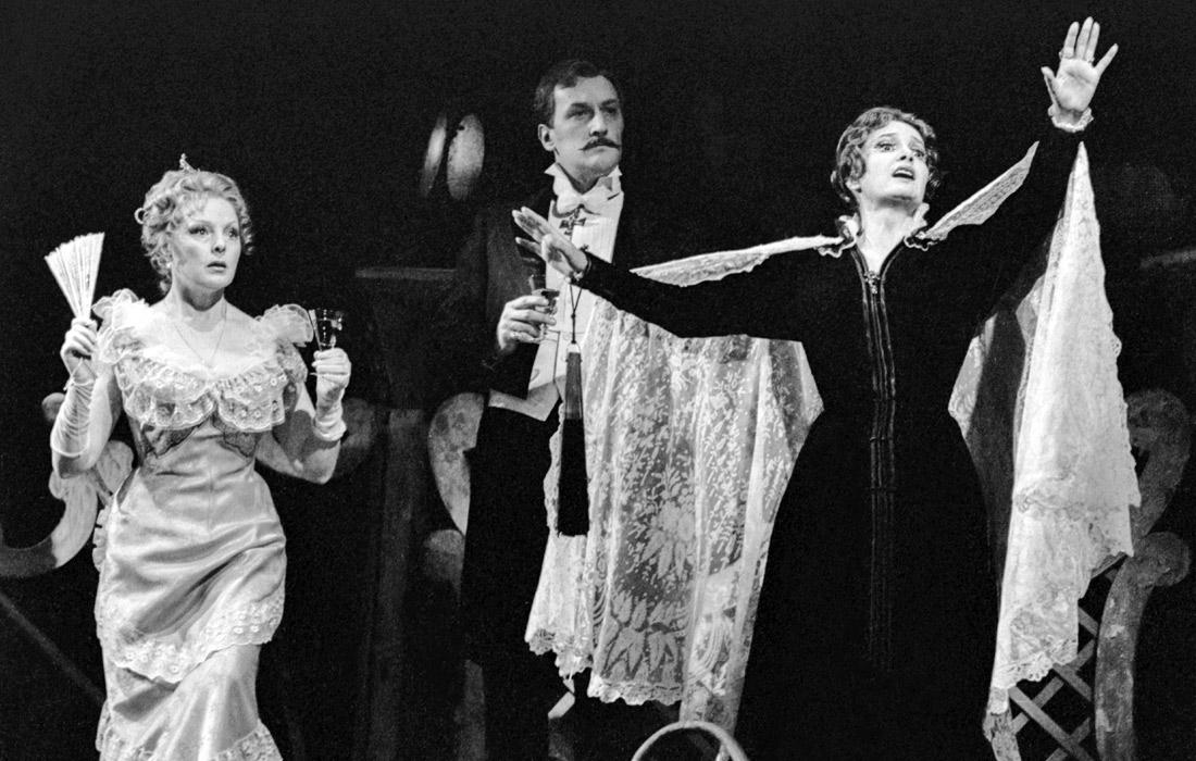 Народная артистка РСФСР Лилия Юдина, артист Борис Клюев и народная артистка СССР Элина Быстрицкая (слева направо) в сцене из спектакля "Без вины виноватые". 1981 год.