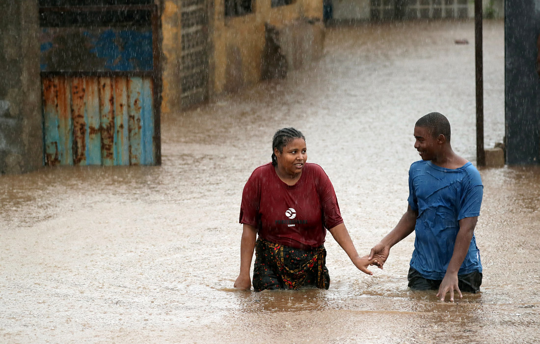 Тропический циклон "Кеннет" обрушился на северный Мозамбик. Проливной дождь вызвал сильные наводнения. Жертвами стихии стали как минимум пять человек.