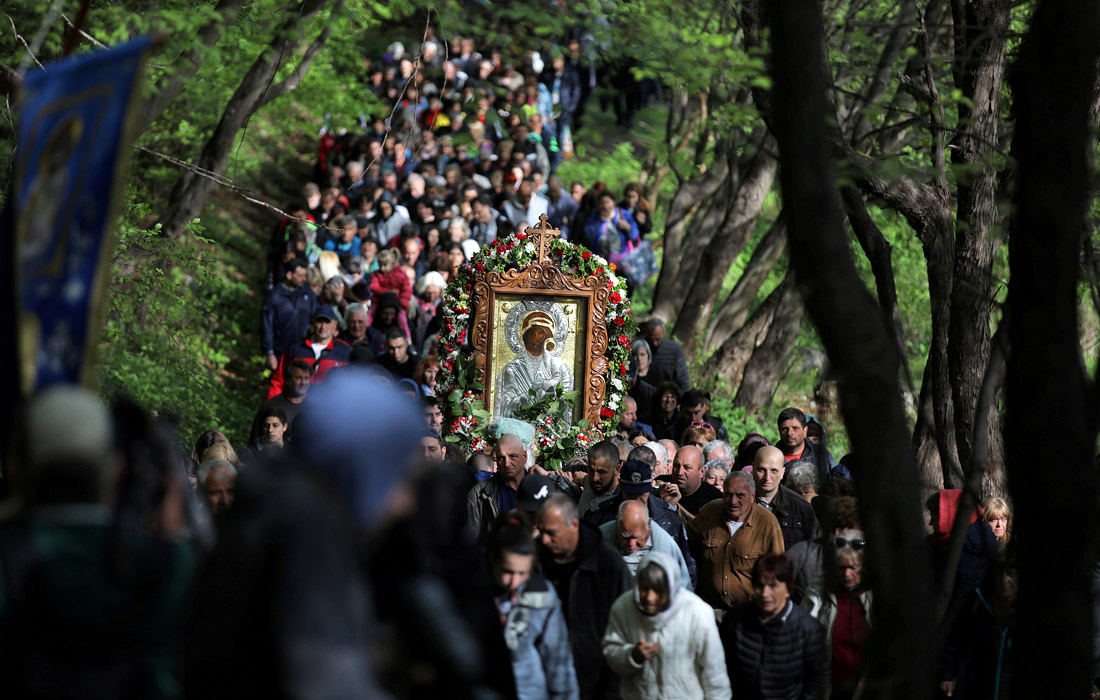 В Болгарии сотни верующих присоединились к традиционному шествию с чудотворной иконой Бачковского монастыря