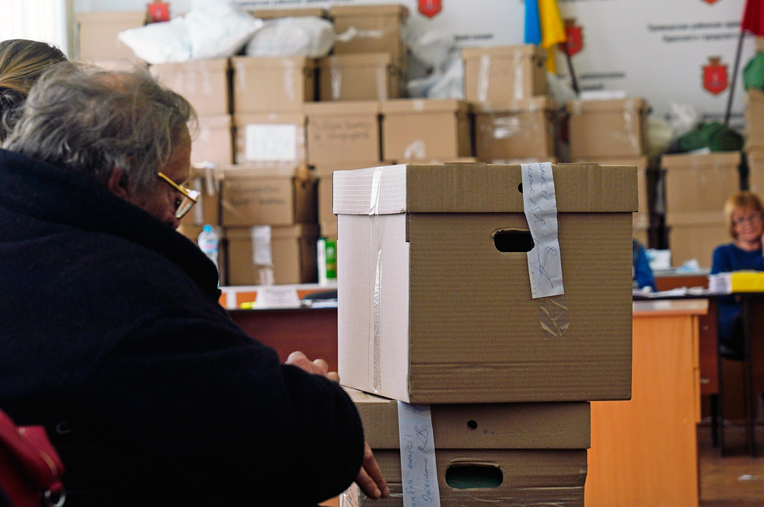 Прием протоколов и бюллетеней после голосования на выборах президента Украины в Одессе