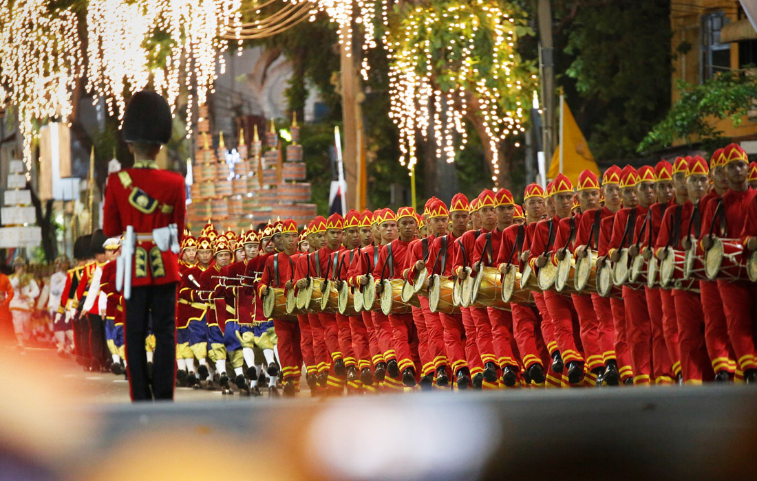 В воскресенье в Старом Бангкоке прошла королевская процессия с оркестром, а также состоялась провозглашение официального имени и демонстрация подписи короля