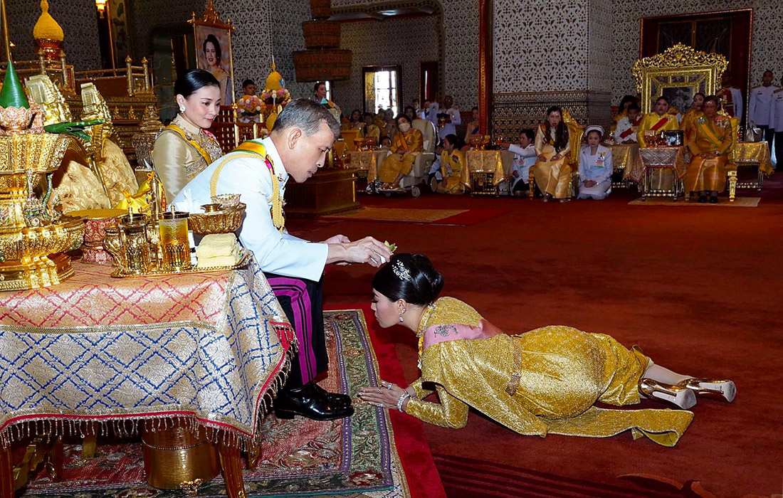 Перед коронацией Рама Х женился на давней возлюбленной, главе своей охраны Сутхиде Вачиралонгкорн и дал ей титул королевы
