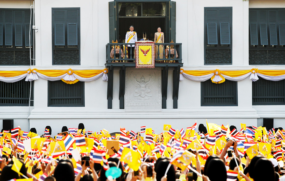 В заключительный день коронации Маха Вачиралонгкорн приветствовал подданных с балкона Большого дворца в Бангкоке. На балконе дворца с королем находились его супруга и дети.