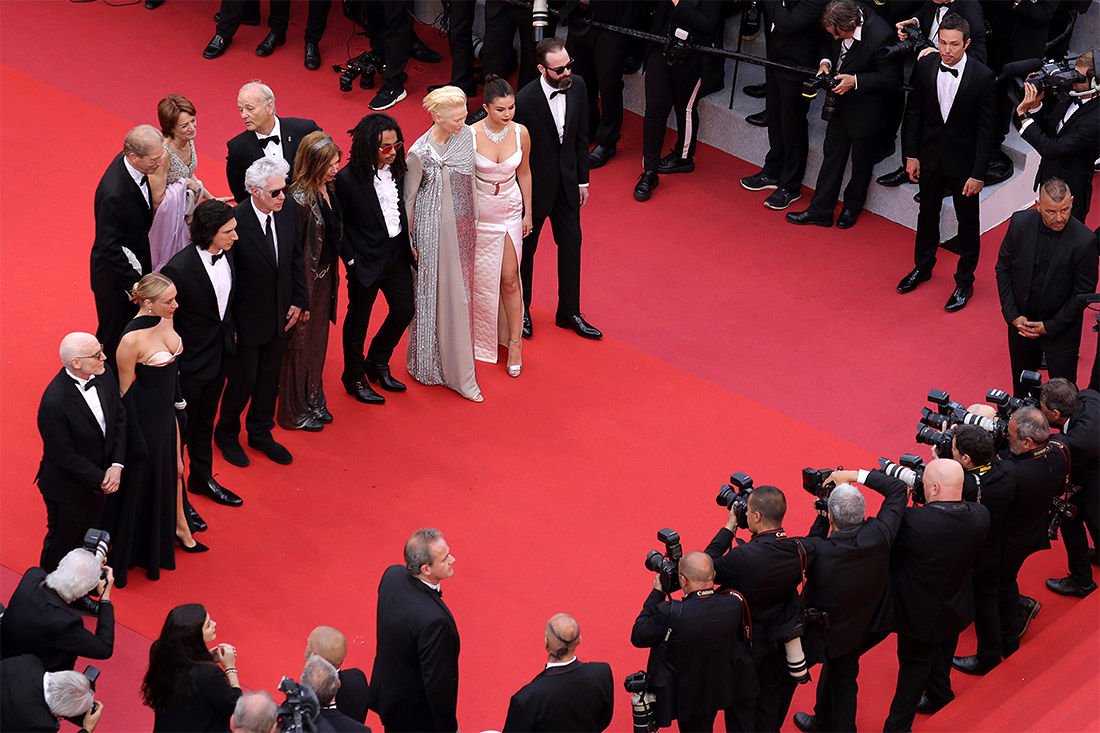 Кроме того, в рамках конкурсной программы бельгийцы братья Дарденн представят картину "Молодой Ахмед", а "канадский вундеркинд" Ксавье Долан - фильм "Маттиас и Максим", в котором режиссер сам исполнил главную роль. Изабель Юппер, Грег Киннир появятся в ленте "Семейный отдых" Айры Сакс, а британский классик Кен Лоуч покажет картину "Извините, мы вас не застали".
На фото: актеры фильма  "Мертвые не умирают" на красной дорожке фестиваля