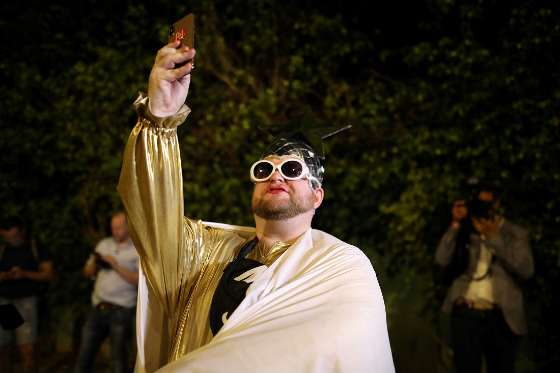 Фанат Евровидения делает селфи в Тель-Авиве