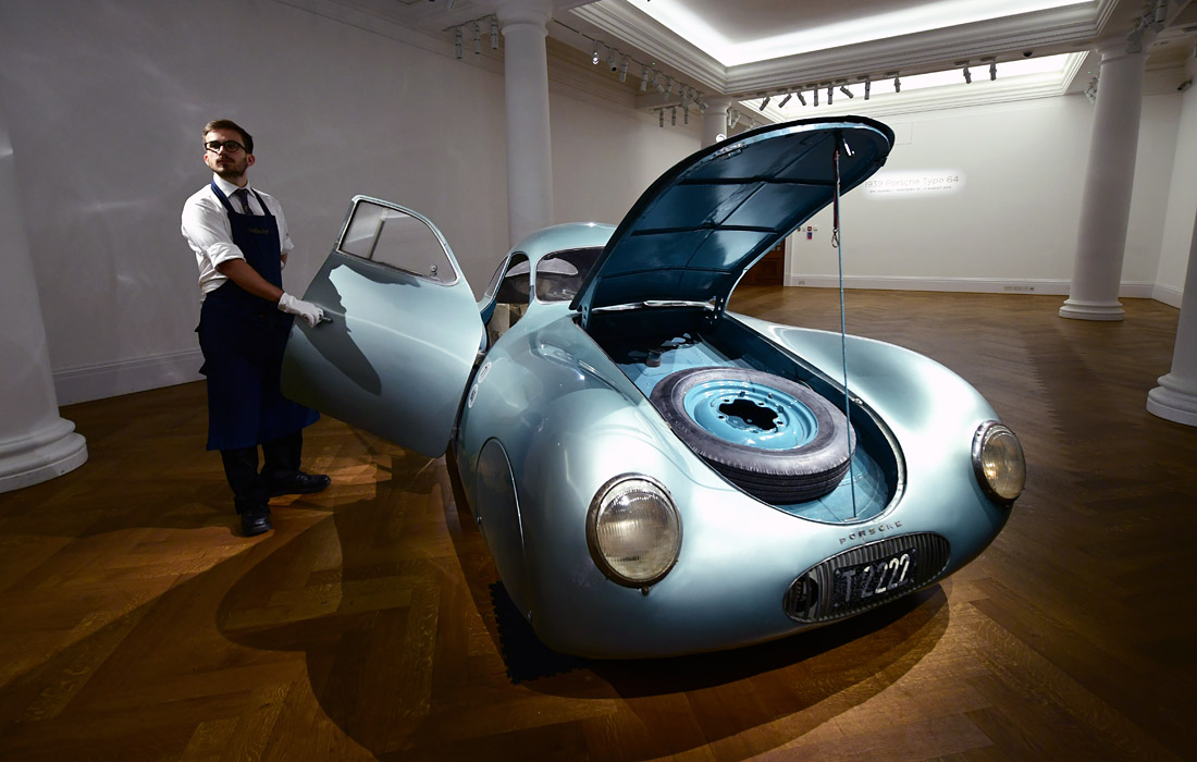 Старейший в мире автомобиль Porsche, единственный действующий экземпляр Porsche Type 64, созданный Фердинандом Порше в 1939 году, на предаукционной выставке в галерее Sotheby's. Торги состоятся в августе 2019 года в калифорнийском городе Монтерей. Ожидается, что цена машины превысит 20 миллионов долларов.