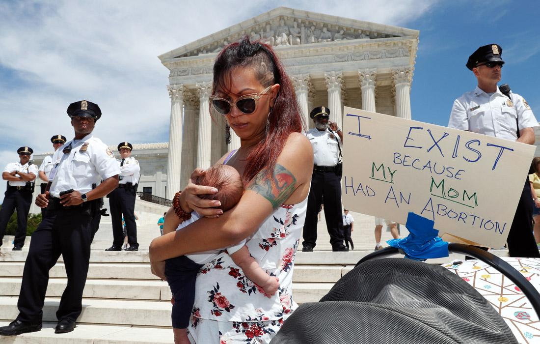 В США прошла массовая акция протеста против закона о запрете абортов. Американские штаты массово принимают законы ограничивающие, а в некоторых случаях фактически запрещающие прерывание беременности. В частности, в Алабаме местный сенат принял закон, запрещающий любые аборты, за исключением ситуации, когда жизнь матери под угрозой или у плода выявлены несовместимые с жизнью аномалии.