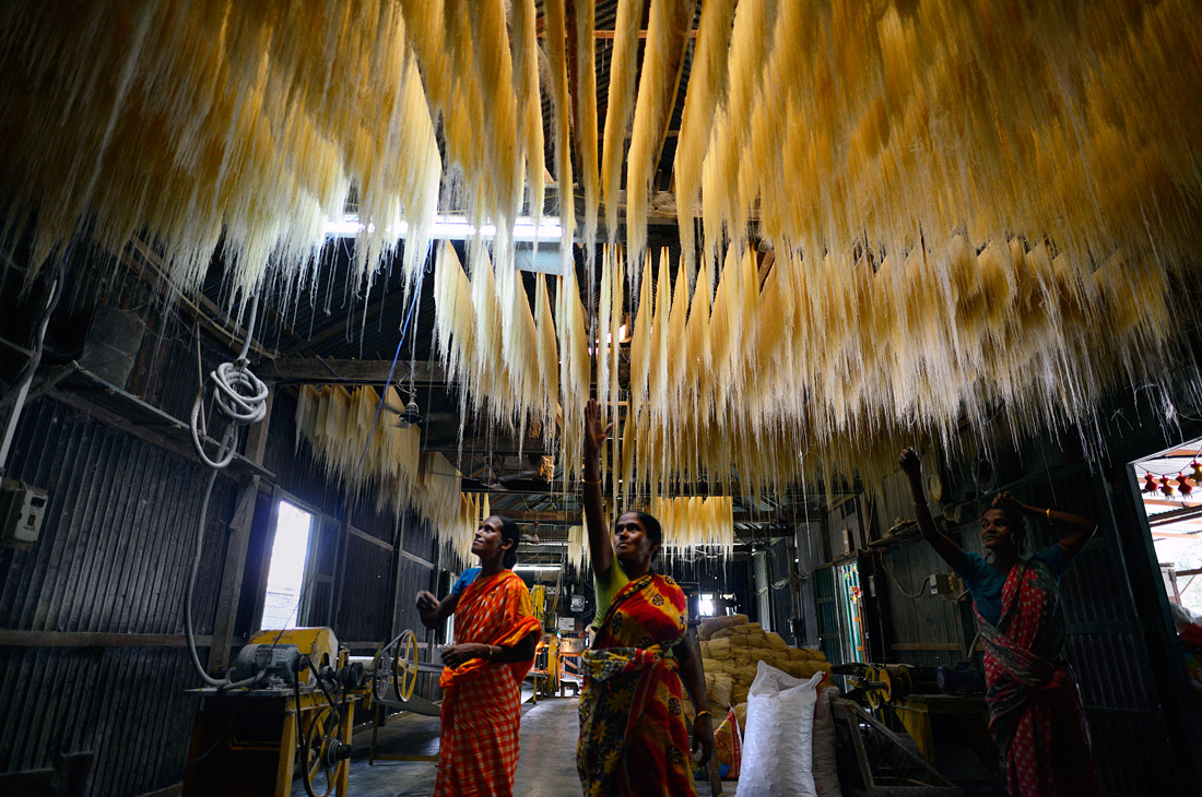 Сушка лапши в священный месяц Рамадан в Агартале.  Индия