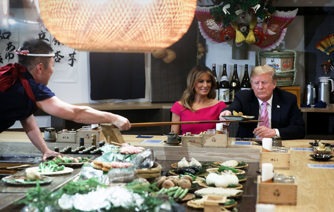 После просмотра поединка лидеры двух стран вместе с супругами направились на ужин в японском ресторане