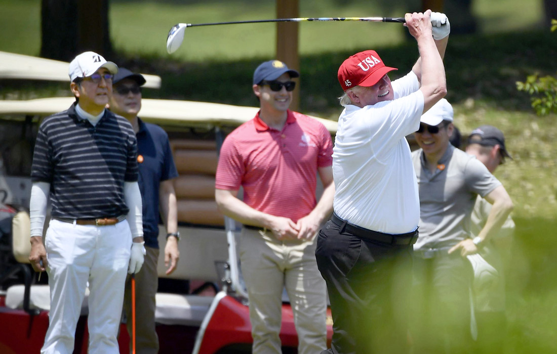 Премьер-министр Японии Синдзо Абэ и Дональд Трамп сыграли в гольф на одном из полей города Мобара