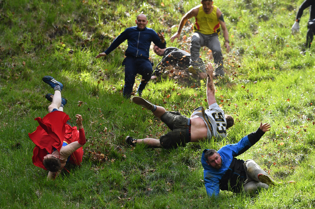 Ежегодная "Куперсхилдская сырная гонка" на холме Купера в английском графстве Глостершир. Участники соревнования пытаются догнать 5-килограммовую головку сыра Глостер, спускаемую вниз по склону. Тот, кто первым пересечет финишную линию и схватит сыр, получает его в качестве приза. У подножия холма в день соревнования дежурят несколько карет скорой помощи и бригада спасателей.