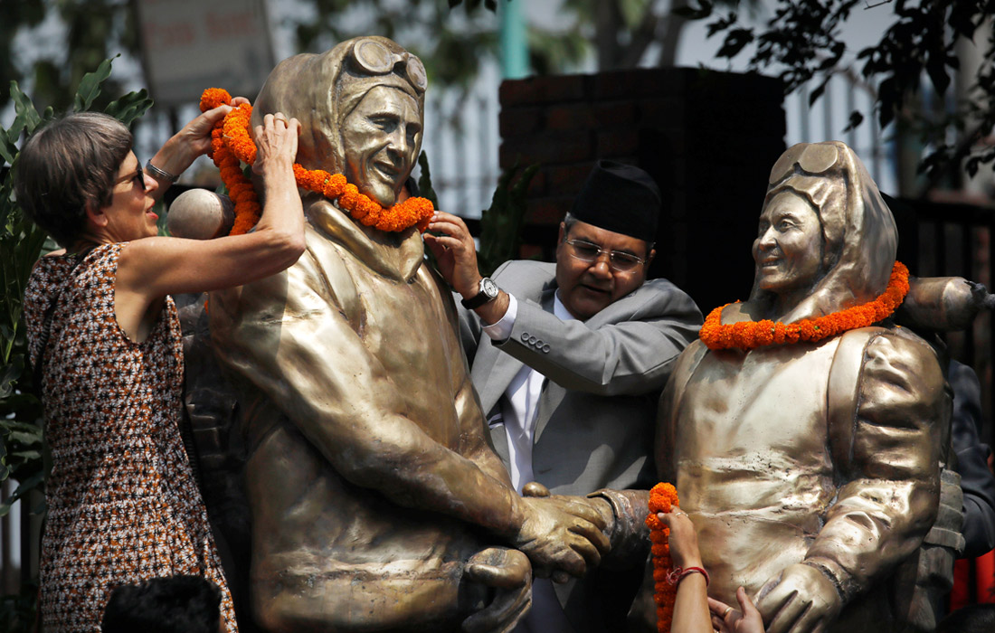 В Катманду отмечают Международный день Эвереста. 29 мая 1953 года новозеландский альпинист сэр Эдмунд Хиллари и непальский шерпа Тенцинг Норгей совершили первое подтвержденное восхождение на высочайшую гору планеты.