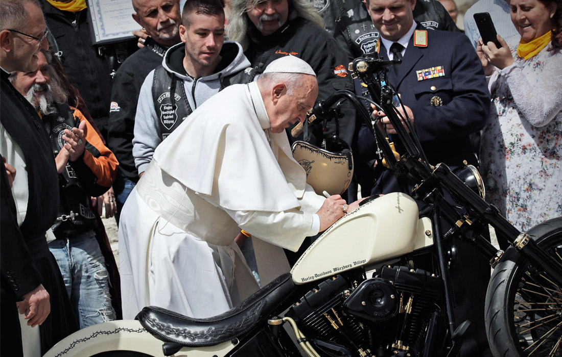 Папа Римский Франциск встретился с членами ассоциации мотоциклистов Jesus bikers во время еженедельной общей аудиенции на площади Святого Петра в Ватикане